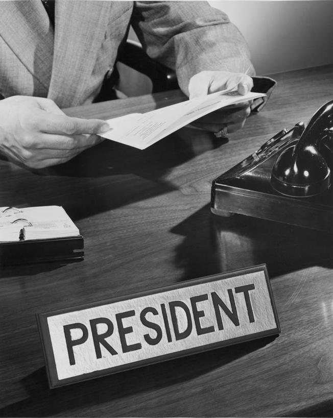 手,一个人,商务人士,商务男性,办公室,竖图,俯视,黑白,室内,衬衫,商务,通讯,技术,阴影,套装,朦胧,模糊,文字,纸,图像,书桌,人体,摄影,名牌,英文字母,权威,领导,总统,企业,公司,文档,商务装,身份,工薪阶层,大写字母,把握,男性,白领,上班族,座机,高角度拍摄,衬衣,掌控