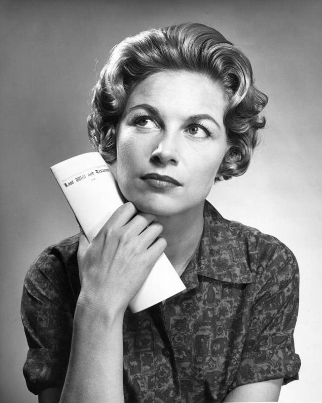 西方人,中年人,老年人,脸,头,脸颊,一个人,竖图,黑白,室内,特写,欧洲,欧洲人,纸,肩膀,向上看,思考,摄影,遗嘱,女性,白种人,头部,脸部,脸蛋,面部,短发