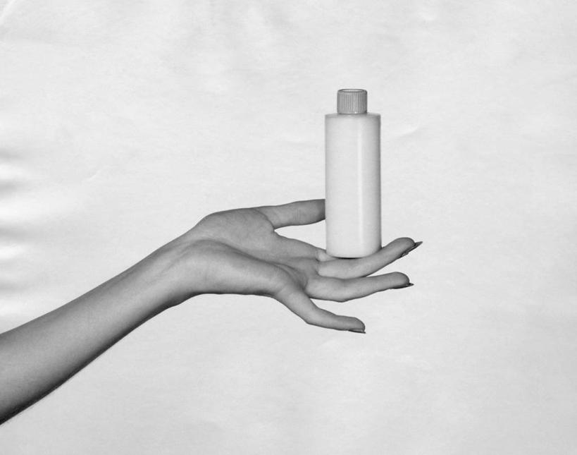 成年人,手,一个人,横图,黑白,室内,特写,化妆,美容,仅一个女性,护肤,润肤露,瓶子,保养,享受,休闲,手指,放松,保健,人体,摄影,部分,养颜,女人,SPA美容