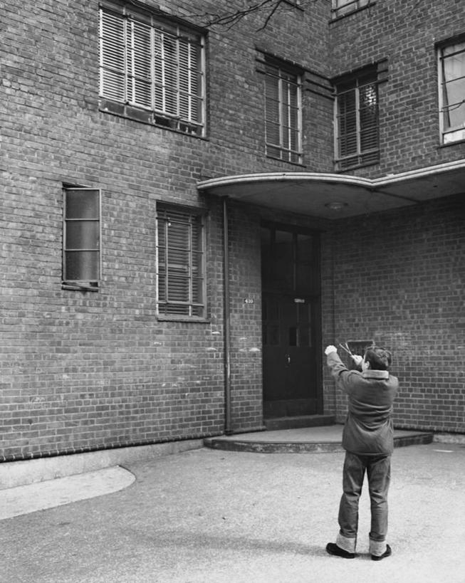 儿童,一个人,竖图,黑白,室外,白天,纯洁,复古,窗户,门,仅一个男性,仅一个人,朦胧,模糊,柱子,房屋,破坏,砖墙,小孩,背面,仅一个小孩,可爱,童年,童趣,摄影,犯罪,住房,威胁,弹弓,瞄准,进攻,童真,烂漫,无邪,恶作剧,叛逆,天真,男孩,男人,男性,孩子,男生,法律,社会问题