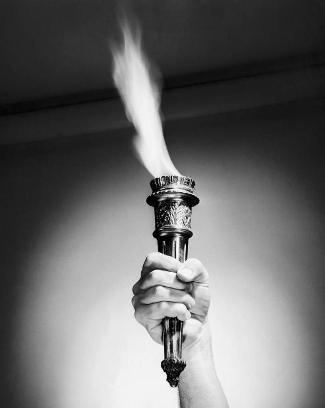 手,一个人,竖图,黑白,室内,特写,骄傲,运动,火焰,古典,燃烧,火把,火炬,奥运,人体,摄影,聚光灯,部分,传统文化