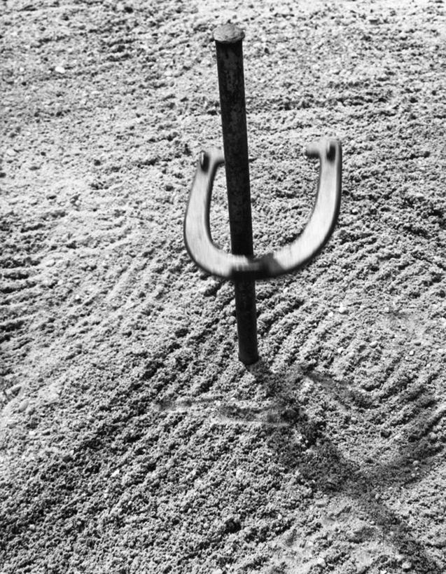 无人,竖图,俯视,黑白,室外,白天,运气,成功,运动,竞争,金属制品,铁,金属,杆,木桩,靶子,摄影,准确,马蹄铁,技能,高角度拍摄