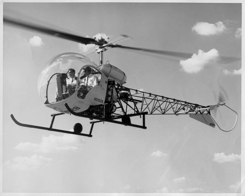 成年人,两个人,飞行员,坐,横图,黑白,室外,白天,仰视,风,云,飞,天空,运输,角度,摄影,直升机,飞行器,男人,低角度拍摄,旅行