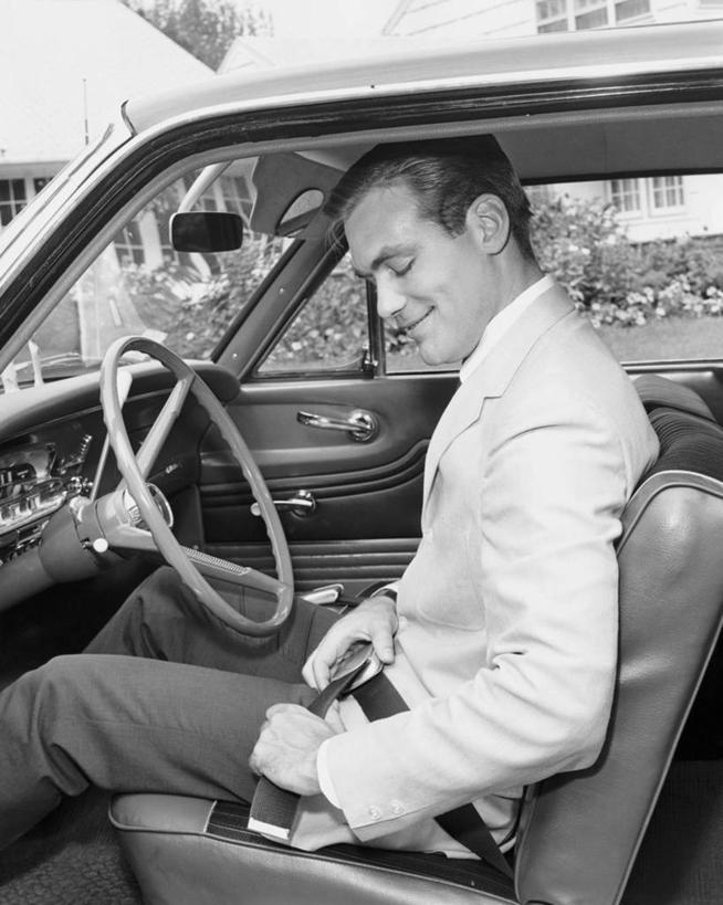 西方人,成年人,中年人,老年人,一个人,坐,微笑,竖图,黑白,室外,白天,建筑,汽车,欧洲,欧洲人,仅一个男性,仅一个人,仅一个中年男性,套装,正装,房屋,陆地,领带,古典,联系,注视,腰带,车,安全带,车轮,方向盘,交通工具,观察,看,运输,摄影,建造,观看,保护,扣,察看,住房,关注,载具,老爷车,驾车,车座,老年男性,男人,男性,中年男性,白种人,旅行,对焦