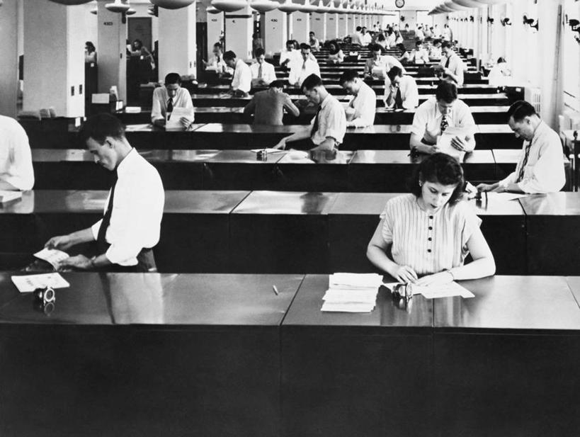 成年人,人群,商务人士,办公室,横图,黑白,室内,白天,商务,桌子,正装,许多人,图像,注视,观察,看,一群人,职业,摄影,观看,察看,企业,公司,关注,文档,合伙,男人,女人,白领,半身