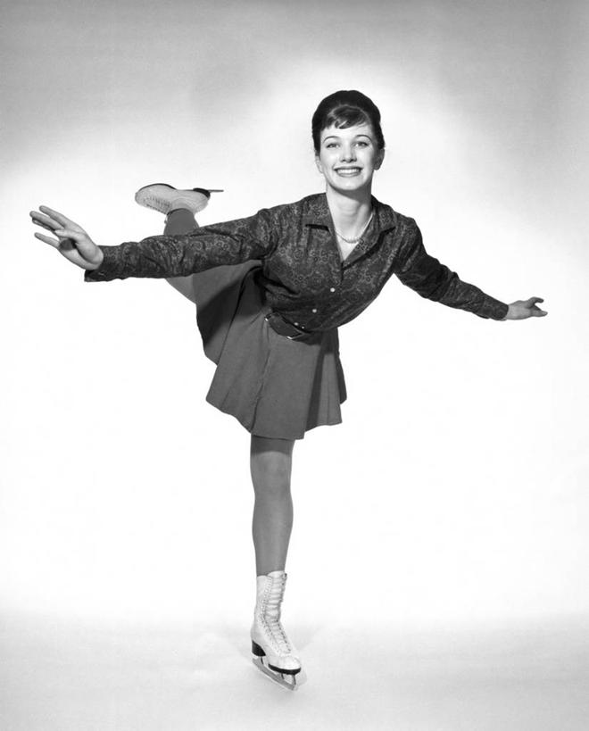 西方人,成年人,一个人,举,微笑,竖图,黑白,室内,运动服,幸福,运动,花样滑冰,滑冰,欧洲,欧洲人,仅一个男性,仅一个年轻女性,仅一个女性,仅一个人,表演,伸展,溜冰鞋,仅一个年轻男性,托,平衡,摄影,专心,高雅,优美,敏捷,肖像,弹性,溜冰场,技能,男人,男性,年轻男性,年轻女性,女人,女性,白种人,年轻人,休闲活动,举起,举手,举着,向上举,向上伸,向上托,张开手臂,英俊,美人