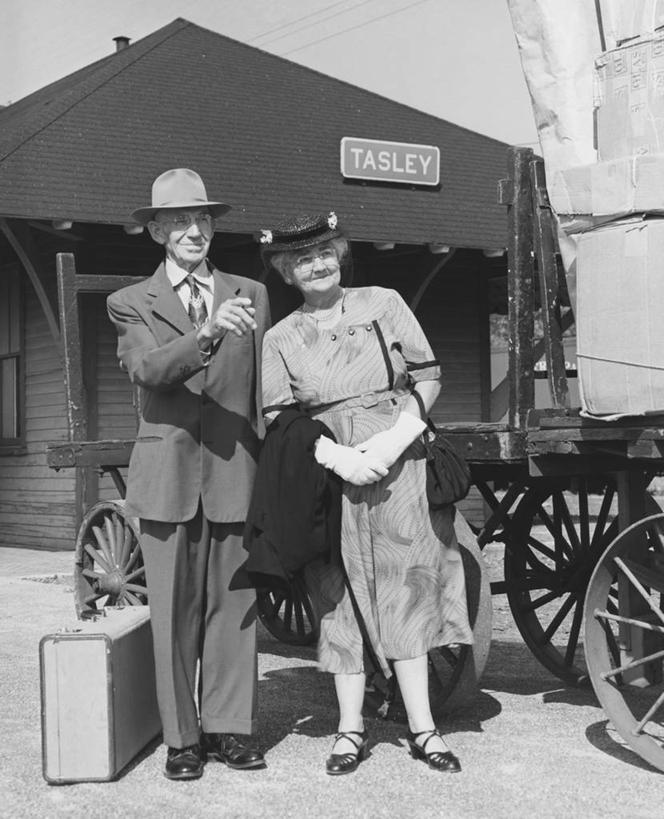 西方人,成年人,老年人,两个人,竖图,黑白,室外,白天,幸福,旅途,帽子,欧洲,欧洲人,套装,正装,并排,轮子,推车,文字,眼镜,马车,车,交通工具,摄影,生活方式,英文字母,退休,载具,等,大写字母,老年男性,老年女性,男人,男性,女人,女性,白种人,旅行,假笑