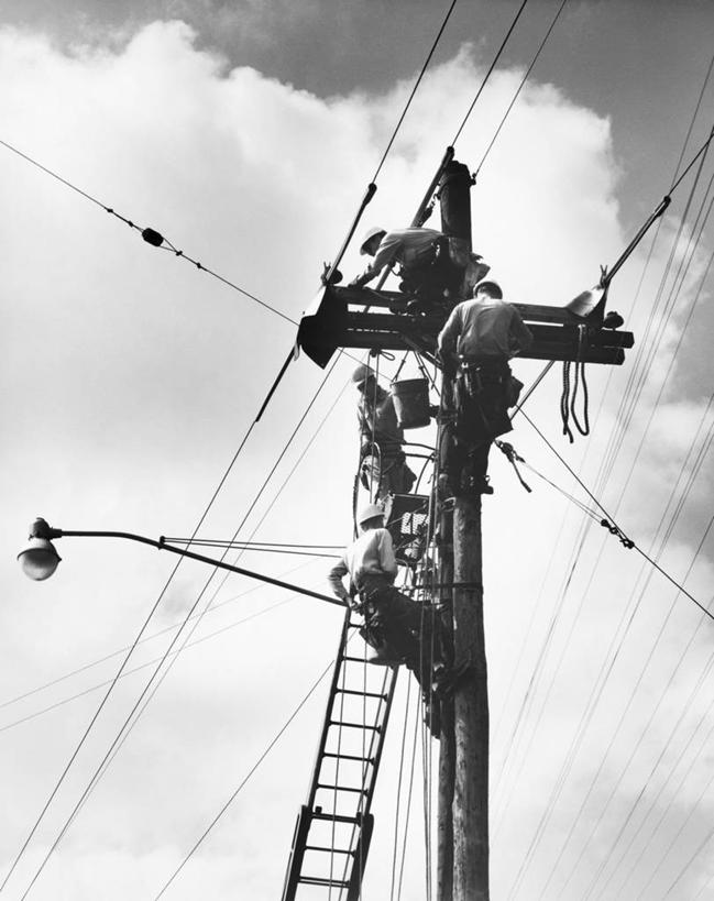 四个人,技术人员,攀登,竖图,黑白,室外,白天,仰视,通讯,风险,技术,路灯,朦胧,模糊,电线杆,梯子,云,联系,工人,天空,职业,电话线,工业,摄影,修理,危险,员工,技术员,低角度拍摄,匠人,劳动者,体力工,技工