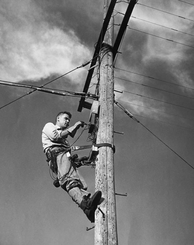 一个人,技术人员,攀登,竖图,黑白,室外,白天,仰视,通讯,风险,技术,电线杆,联系,工人,职业,电话线,工业,摄影,修理,危险,男性,员工,技术员,低角度拍摄,匠人,劳动者,体力工,技工