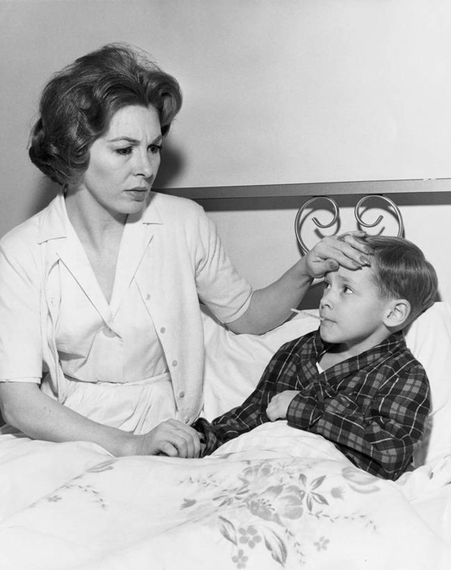 西方人,儿童,成年人,中年人,老年人,前额,头发,两个人,病人,坐,躺,竖图,黑白,室内,纯洁,床,卧室,欧洲,欧洲人,检查,温度计,床单,休闲装,设备,物品,小孩,枕头,生病,面对面,可爱,童年,童趣,人体,摄影,测量工具,矮,协助,年龄,温度,感冒,关爱,医疗器械,童真,烂漫,无邪,发热,技能,天真,老年女性,男孩,女人,中年女性,白种人,孩子,触摸,仰卧,短发