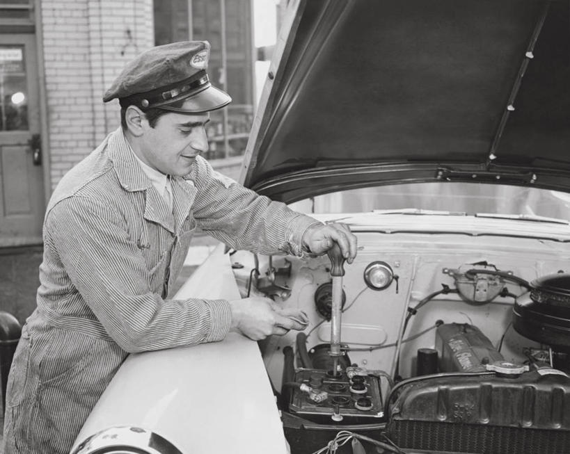 西方人,成年人,一个人,横图,室外,白天,制服,汽车,欧洲,欧洲人,仅一个男性,仅一个人,注视,车,工人,仅一个年轻男性,交通工具,观察,看,职业,发动机,服务,运输,摄影,观看,修理,部分,察看,关注,载具,技能,男人,男性,年轻男性,白种人,年轻人,员工,彩图,风帽,机械工人,匠人,劳动者,体力工