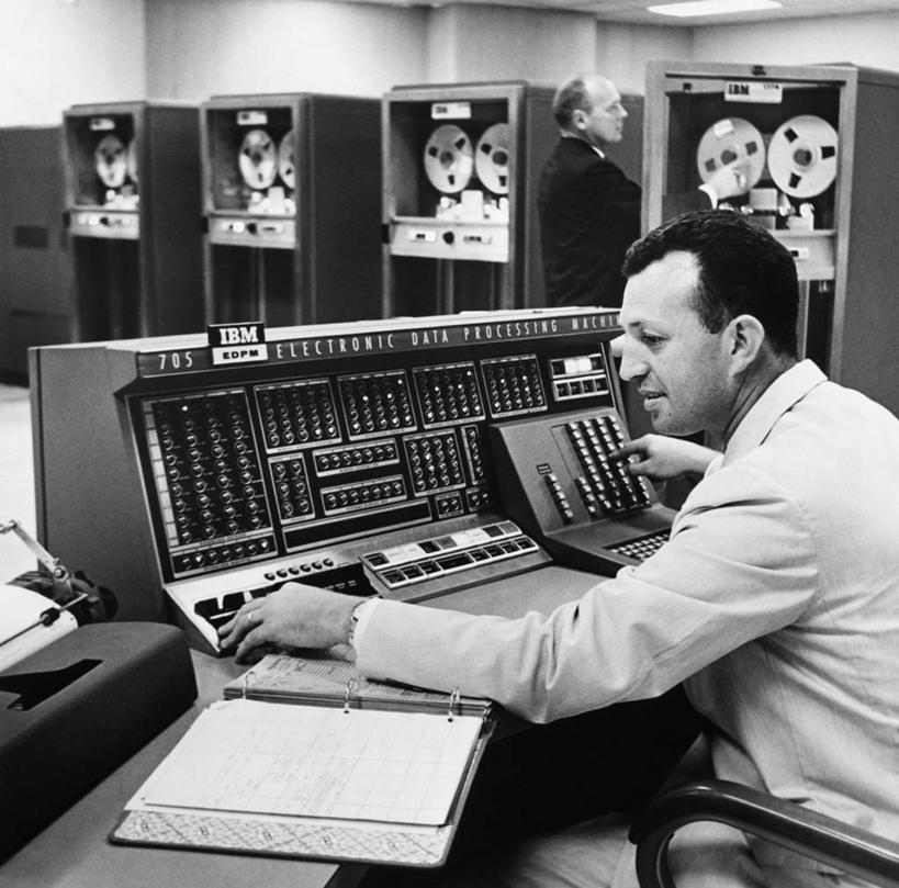 西方人,成年人,中年人,老年人,两个人,商务人士,商务男性,坐,横图,黑白,室内,衬衫,商务,打印机,技术,欧洲,欧洲人,敲打,套装,文件,输入,打字,摄影,点击,主机,敲击,准确,操作,企业,公司,商务装,计算机设备,工薪阶层,控制面板,网络服务器,技能,按键,计算机,老年男性,中年男性,白种人,白领,上班族,半身,衬衣,发际线后移