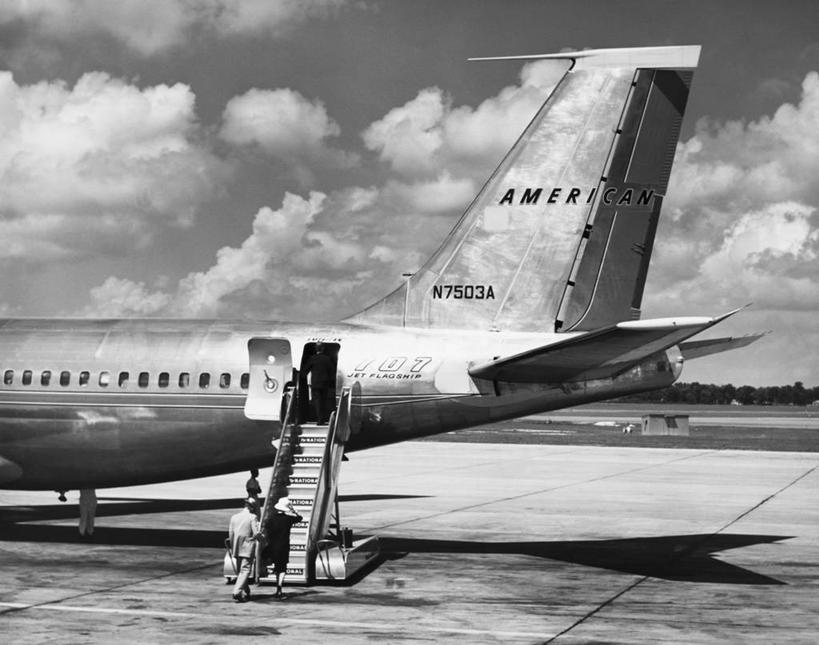 两个人,机场,横图,黑白,室外,白天,飞机,乘客,朦胧,模糊,鸟类,文字,云,台阶,背面,天空,运输,摄影,英文字母,部分,飞行器,进入,上车,大写字母,旅行