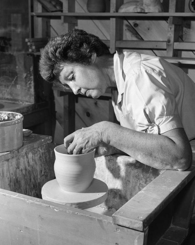 西方人,中年人,老年人,一个人,竖图,黑白,室内,花瓶,欧洲,欧洲人,注视,旋转,观察,看,做,陶器,艺术家,摄影,观看,察看,创造力,专心,关注,陶工旋盘,陶工,技能,美术工艺,女性,白种人,半身,短发