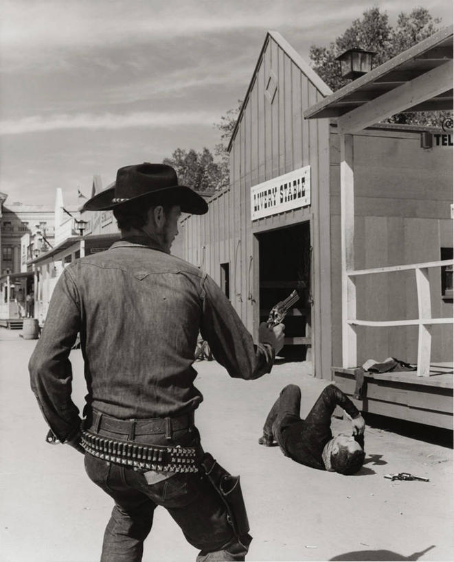 西方人,成年人,手,一个人,两个人,牛仔,躺,竖图,室外,白天,报仇,射击,街道,帽子,欧洲,美国,欧洲人,仅一个男性,仅一个人,对抗,弯腰,冲突,枪支,城镇,古典,休闲装,仅一个年轻男性,背面,叉腰,牛仔帽,武器,人体,摄影,建造,手枪,子弹,死亡,北美,北美洲,暴力,击败,美洲,生存,美国文化,机敏,杀害,敌对,北亚美利加洲,亚美利加洲,机会,危险,男人,男性,年轻男性,白种人,美国人,年轻人,仰卧,彩图,美利坚合众国,法律,韧性