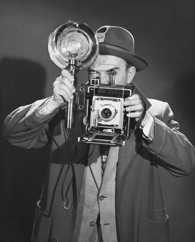 西方人,成年人,中年人,老年人,一个人,摄影师,竖图,黑白,室内,通讯,技术,帽子,欧洲,欧洲人,仅一个男性,正装,古典,注视,拍照,观察,看,摄影,观看,察看,关注,主题,手电筒,老年男性,男人,中年男性,白种人,新闻记者,半身,传媒