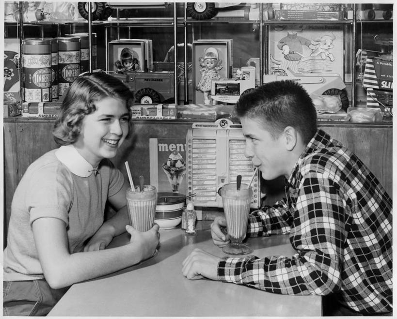 牛奶,西方人,儿童,少年,头发,一个人,两个人,坐,吃,微笑,横图,黑白,室内,衬衫,爱情,幸福,纯洁,桌子,玩具,欧洲,欧洲人,仅一个男性,仅一个年轻女性,仅一个女性,仅一个人,喝,食品,浪漫,休闲装,饮食,饮料,仅一个年轻男性,小孩,吸管,温暖,温馨,面对面,恩爱,可爱,童年,童趣,约会,人体,恋人,摄影,生活方式,活动,怀旧,和睦,青春期,记忆,奶昔,童真,烂漫,无邪,健康食物,自动点唱机,异性恋,天真,男孩,男人,男性,年轻男性,年轻女性,女孩,女人,女性,白种人,孩子,情侣,玻璃杯,上装,休闲活动,半身,爱,餐馆,伴侣,融洽