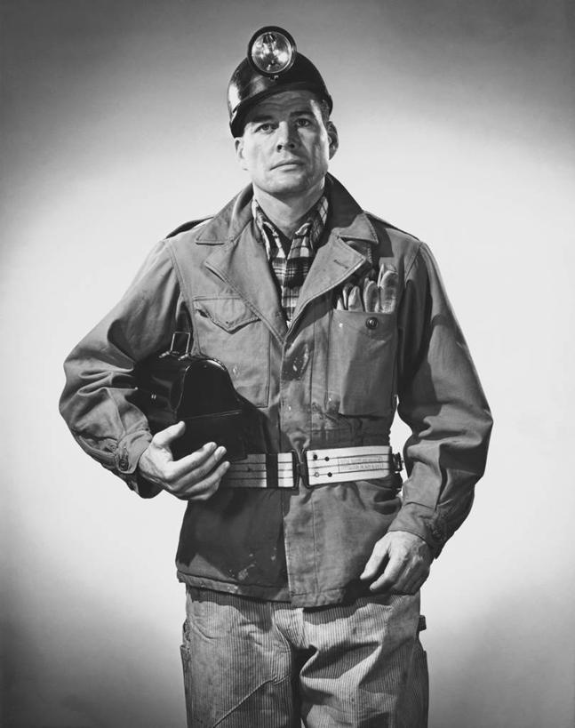 西方人,成年人,中年人,老年人,一个人,竖图,黑白,室内,工作服,制服,安全,信心,采矿业,欧洲,欧洲人,仅一个男性,防护,腰带,工人,安全帽,职业,摄影,保护,肖像,保险,防护服,矿工,保全,周全,安稳,安定,工作制服,技能,平安,老年男性,中年男性,白种人,员工,工作套服,头灯,匠人,劳动者,体力工,矿灯