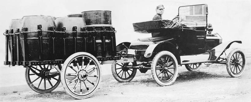 脸,头,脸颊,一个人,坐,横图,全景,黑白,室外,白天,汽车,朦胧,模糊,古典,肩膀,车,背面,容器,交通工具,服务,运输,摄影,载具,露营,野营,老爷车,驾车,房车,宿营,露营车,头部,脸部,脸蛋,面部,送奶员,递送,拖挂式房车