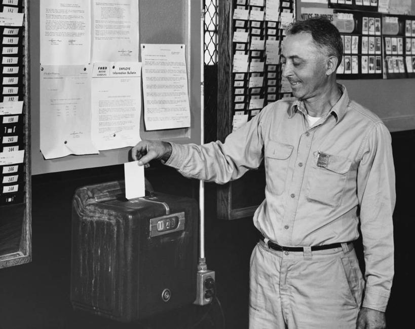 西方人,成年人,中年人,老年人,一个人,工厂,微笑,横图,黑白,室内,衬衫,纸牌,欧洲,欧洲人,仅一个男性,仅一个人,仅一个中年男性,裤子,时间,注视,休闲装,观察,看,职业,服务,工业,摄影,观看,察看,关注,老年男性,男人,男性,中年男性,白种人,钟,半身,打卡器,社会问题