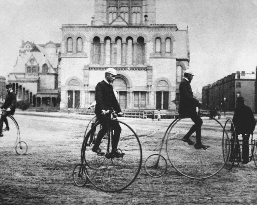 西方人,成年人,中年人,老年人,四个人,人群,横图,黑白,室外,白天,运动,窗户,建筑,自行车,汽车,欧洲,美国,欧洲人,陆地,北,古典,休闲装,现代,车,脚踏车,骑,车轮,交通工具,骑车,乐趣,运输,摄影,活动,北美,享乐,载具,19世纪,波士顿,马萨诸塞,老年男性,男人,中年男性,白种人,休闲活动,1美分硬币