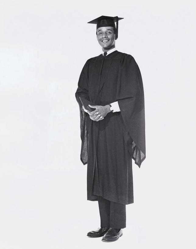 成年人,一个人,学生,微笑,竖图,室内,幸福,骄傲,成功,仅一个男性,仅一个人,文凭,教育,仅一个年轻男性,摄影,流苏,生活方式,学士帽,毕业,成就,事件,肖像,学士服,典礼,穗,垂布,学士袍,学位帽,男人,男性,年轻男性,非洲人,年轻人,彩图