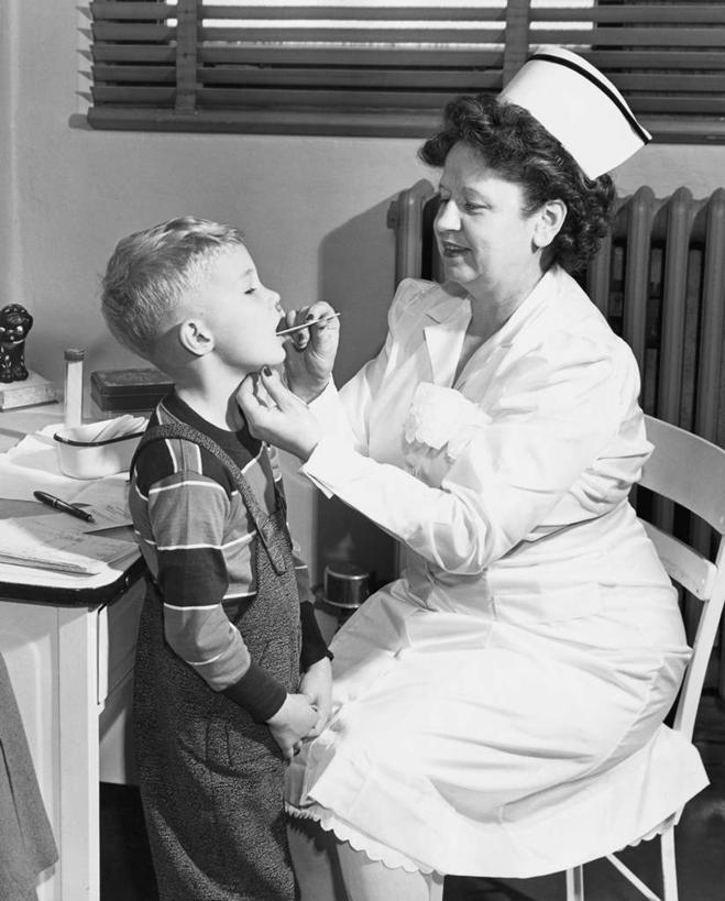 西方人,儿童,成年人,中年人,老年人,两个人,病人,护士,坐,竖图,黑白,室内,制服,纯洁,桌子,椅子,欧洲,欧洲人,裤子,检查,休闲装,设备,物品,小孩,生病,背带裤,可爱,童年,童趣,人体,摄影,协助,年龄,白衣天使,关爱,医疗器械,医疗工具,童真,烂漫,无邪,实验服,压舌板,技能,饭单裤,工装裤,天真,老年女性,男孩,女人,白种人,孩子,舌头