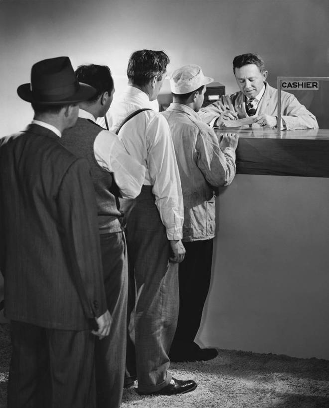 西方人,成年人,中年人,老年人,脸,头,脸颊,肩,关节,一个人,人群,银行,竖图,黑白,室内,白天,商务,帽子,欧洲,欧洲人,仅一个男性,仅一个人,仅一个中年男性,五个人,一排,正装,整齐,工作,列队,注视,休闲装,肩膀,排列,背面,观察,看,排队,收银员,鸭舌帽,金融,人体,摄影,观看,支票,察看,放置,付款,队列,关注,等,合伙,信任,老年男性,男人,男性,中年男性,白种人,头部,脸部,脸蛋,面部,星期五