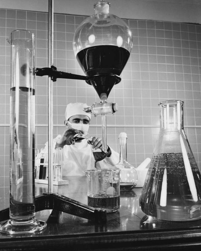 成年人,脸,头,脸颊,肩,关节,一个人,科学家,竖图,黑白,室内,智慧,仅一个男性,倒,覆盖,检查,研究,工作,分离,科学,管子,漏斗,烧杯,试管,试管架,头饰,液体,圆锥,支架,实验室,过滤,分开,设备,外套,肩膀,物品,口罩,职业,隔断,遮,遮掩,人体,摄影,隔离,卫生,专心,准确,掩盖,遮挡,面罩,净化,间隔,预防,遮盖,实验服,科学实验,防尘,分液漏斗,掩饰,断绝,隔开,屏蔽,屏绝,远离,中断,阻遏,阻隔,夹钳,锥形烧瓶,进展,手术器械,男人,头部,脸部,脸蛋,面部