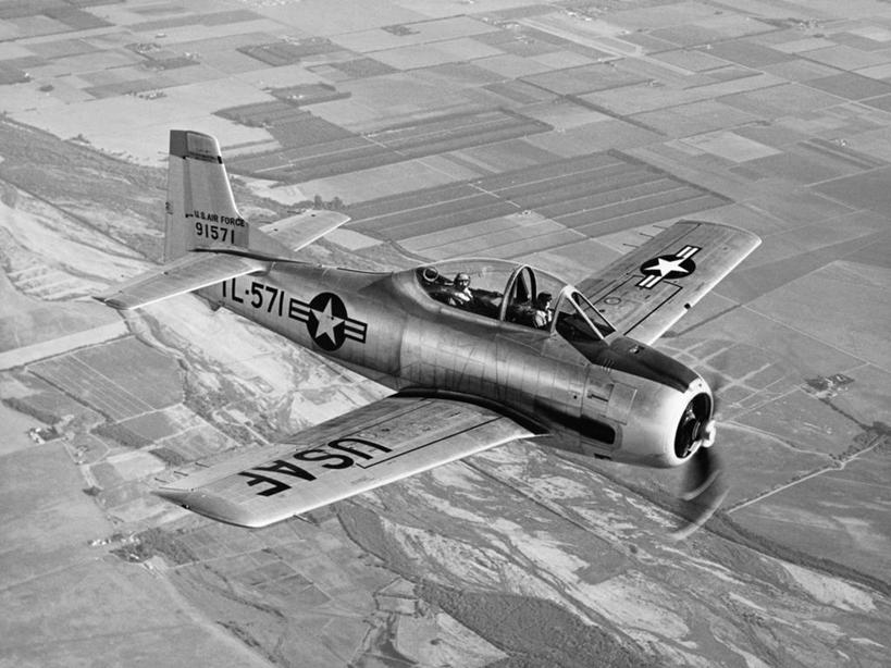 两个人,横图,俯视,黑白,室外,白天,风,飞机,军事,地形,高处,飞,运输,角度,摄影,空军,飞行器,军用机,特洛伊木马,男性,高角度拍摄,美国空军