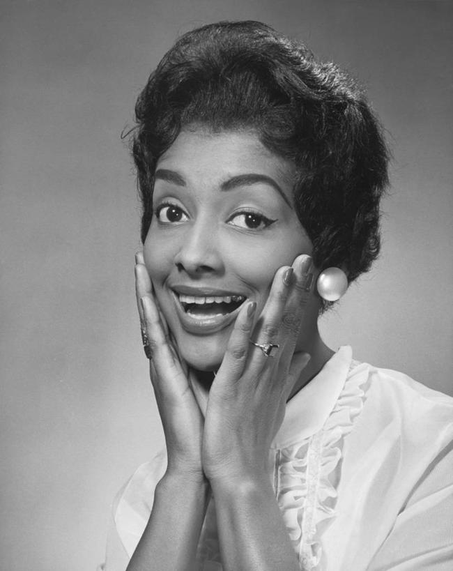 成年人,脸,头,脸颊,手,肩,关节,头发,一个人,微笑,竖图,黑白,室内,特写,幸福,仅一个年轻女性,仅一个女性,仅一个人,休闲装,肩膀,戒指,人体,摄影,矮,惊奇,疑惑,肖像,质疑,耳饰,猜忌,猜疑,年轻女性,女人,女性,非洲人,年轻人,头部,脸部,脸蛋,面部,疑心,短发,怀疑