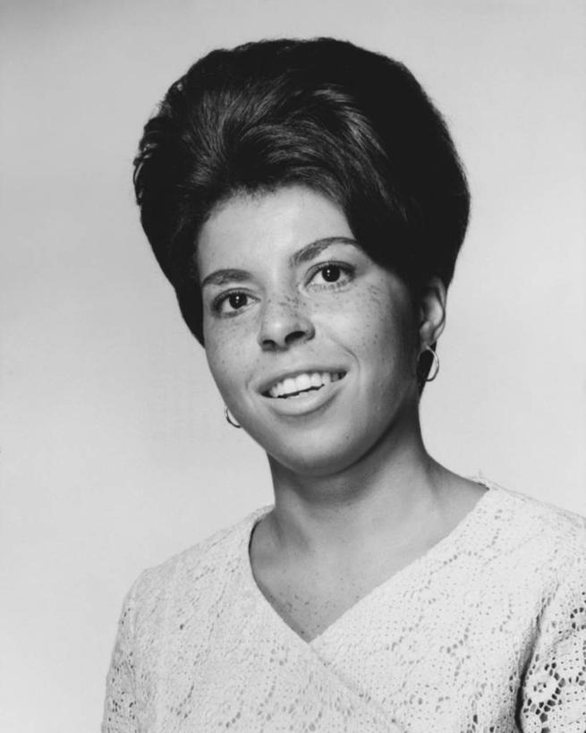 西方人,成年人,脸,头,脸颊,肩,关节,头发,一个人,微笑,竖图,黑白,室内,特写,白色背景,时尚,幸福,信心,欧洲,欧洲人,仅一个年轻女性,仅一个女性,仅一个人,休闲装,肩膀,白色,摄影,矮,V领,雀斑,肖像,耳饰,年轻女性,女人,女性,白种人,非洲人,美国人,年轻人,头部,发型,脸部,脸蛋,面部,短发