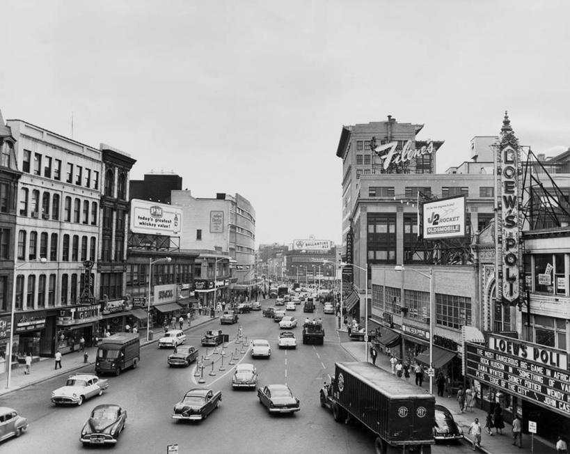 商店,横图,俯视,黑白,室外,白天,城市,道路,建筑,街道,卡车,路,路灯,指示牌,公路,汽车,美国,行人,标志,路标,文字,交通,许多人,标识,布告栏,车,天空,社区,交通工具,一群人,运输,摄影,英文字母,北美,载具,分割,马萨诸塞,伍斯特,马路,高角度拍摄