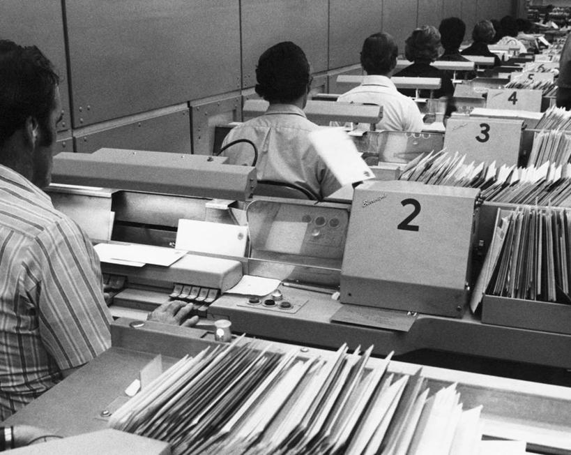 脸,头,脸颊,人群,邮递员,邮局,坐,横图,黑白,室内,通讯,美国,一排,朦胧,模糊,整齐,数字,邮件,肩膀,排列,背面,职业,读书,服务,摄影,组织,专心,操作,北美,队列,马萨诸塞,信函,电报机,伍斯特,头部,脸部,脸蛋,面部,邮差,邮局工作人员,邮局职工,邮务员,邮政人员,邮政事务员,苦差事