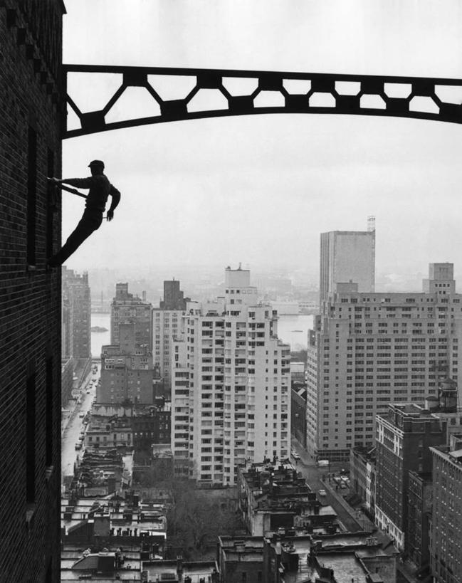 成年人,一个人,竖图,黑白,室外,白天,风险,窗户,城市,建筑,摩天大楼,仅一个男性,朦胧,模糊,方向,天空,摄影,建造,努力,剪影,垫圈,危险,男人,清洗,洗涤