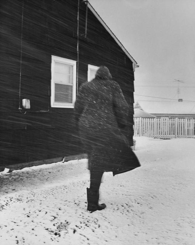 一个人,竖图,黑白,室外,白天,雪,窗户,路,朦胧,模糊,冬天,下雪,天气,热,外套,背面,自然,寒冷,摄影,建造,宁静,都市风光,问题,步行,冬衣,独处