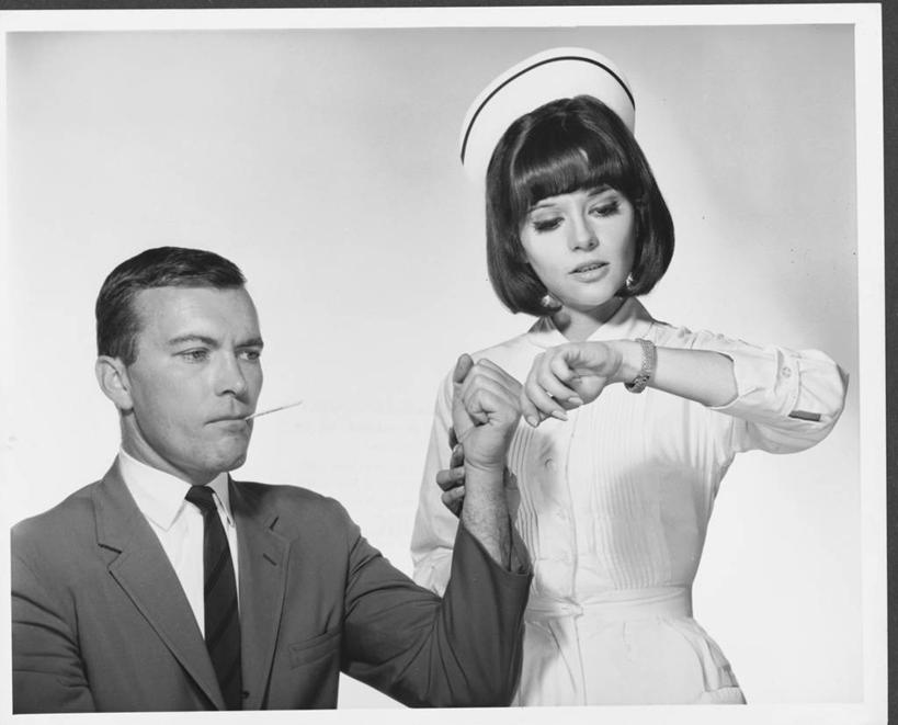 西方人,成年人,中年人,老年人,手,两个人,病人,护士,横图,黑白,室内,制服,欧洲,欧洲人,正装,检查,温度计,依靠,注视,观察,看,表,人体,摄影,观看,测量工具,协助,腕表,温度,察看,准确,白衣天使,关爱,关注,恢复,可靠,责任,发热,贡献,技能,老年女性,男人,年轻女性,女人,中年男性,白种人,年轻人,触摸,半身,脉诊