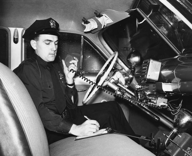 西方人,成年人,一个人,坐,横图,黑白,室外,通讯,安全,欧洲,欧洲人,仅一个男性,仅一个人,写,听,注视,仅一个年轻男性,笔记本,方向盘,观察,看,服务,摄影,观看,保护,权威,察看,关注,警官,警服,儿童安全座椅,巡逻车,男人,男性,年轻男性,白种人,年轻人,说话,法律