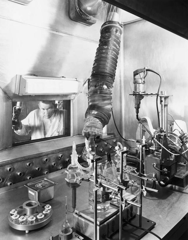 一个人,科学家,竖图,黑白,室内,科技,朦胧,模糊,研究,科学,实验室,职业,工业,摄影,实验服,科学实验,技能,半身