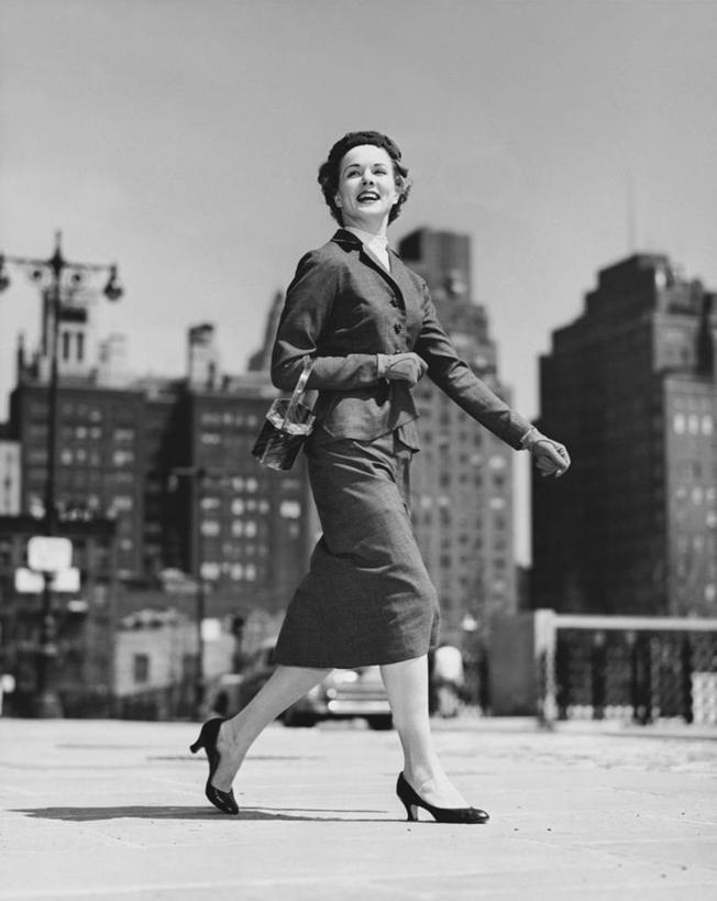 西方人,一个人,微笑,竖图,黑白,室外,白天,高跟鞋,时尚,幸福,城市,建筑,路,鞋子,欧洲,欧洲人,摄影,零钱包,时髦,时兴,无忧无虑,女性,白种人,年轻人,步行,短发