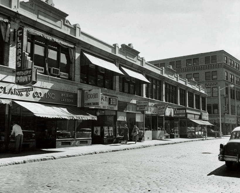 四个人,商店,横图,室外,白天,城市,道路,建筑,街道,路,路灯,公路,汽车,美国,阴影,朦胧,模糊,文字,交通,车,天空,社区,交通工具,运输,摄影,英文字母,北美,载具,马萨诸塞,遮阳篷,伍斯特,马路,彩图,居住区,街市