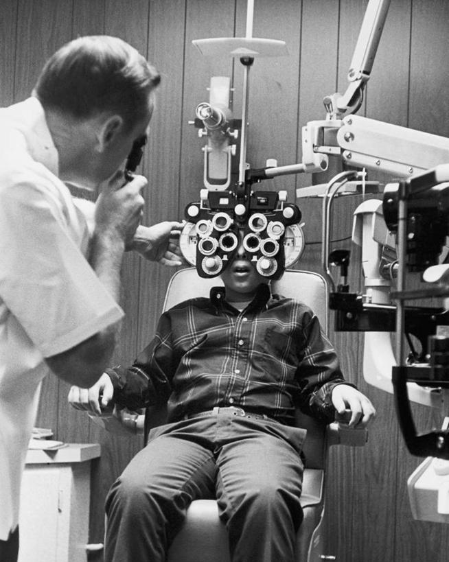 儿童,成年人,眼睛,两个人,病人,坐,竖图,室内,衬衫,瞳孔,检查,注视,休闲装,设备,物品,观察,看,童年,人体,眼部,摄影,观看,验光师,察看,视力,关注,医疗工具,技能,男孩,男人,眼,彩图