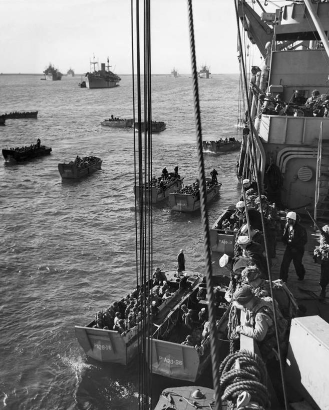 成年人,人群,竖图,俯视,黑白,室外,白天,海洋,水,船,法国,欧洲,士兵,对抗,冲突,军事,透明,头盔,地平线,水平线,高处,许多人,古典,历史,天空,一群人,战争,运输,角度,摄影,军舰,巨大,庞大,暴力,第二次世界大战,地中海文化,军服,战舰,军用战舰,军队,战船,万里无云,英雄,宏大,硕大,伟大,救生艇,诺曼底,男人,高角度拍摄,过去