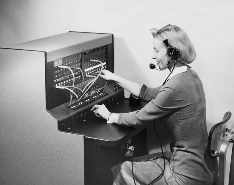 西方人,一个人,坐,打电话,微笑,横图,黑白,室内,通讯,幸福,技术,椅子,欧洲,欧洲人,古典,联系,听,耳麦,职业,服务,摄影,怀旧,控制,记忆,控制室,女性,白种人,年轻人,电话总机