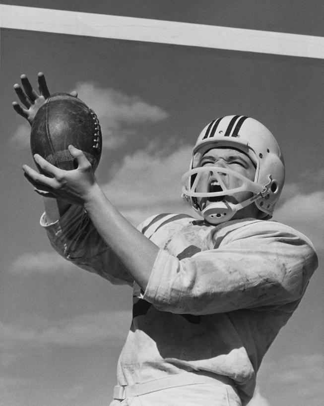 西方人,成年人,一个人,竖图,黑白,室外,白天,运动服,运动,竞争,橄榄球,欧洲,欧洲人,仅一个男性,仅一个人,准备,服装,云,竞技运动,古典,大喊,仅一个年轻男性,衣服,天空,活力,摄影,服饰,活动,动作,接,衣着,穿着,决心,努力,橄榄球运动员,美国文化,橄榄球头盔,衣饰,美式足球,男人,男性,年轻男性,白种人,年轻人,半身,运动装