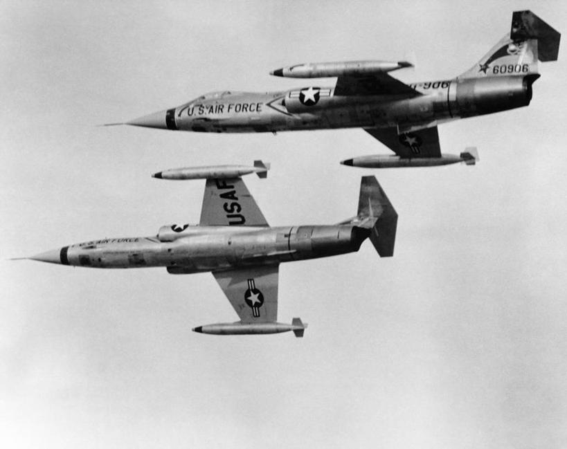 无人,横图,黑白,室外,白天,仰视,风,飞机,美国,并排,军事,北,飞,运输,角度,摄影,空军,飞行器,战斗机,北美,加利福尼亚,分割,军用机,军事基地,策略,低角度拍摄,美国空军