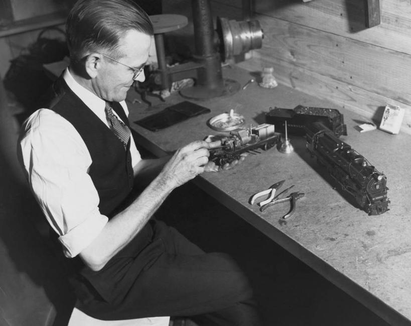 西方人,成年人,老年人,一个人,坐,横图,黑白,室内,车间,玩具,欧洲,欧洲人,仅一个男性,仅一个人,准备,正装,金属,工具,钳子,注视,设备,书桌,物品,观察,看,做,仅一个老年男性,职业,摄影,观看,马甲,工程,察看,退休,专心,关注,油壶,技能,老年男性,男人,男性,白种人