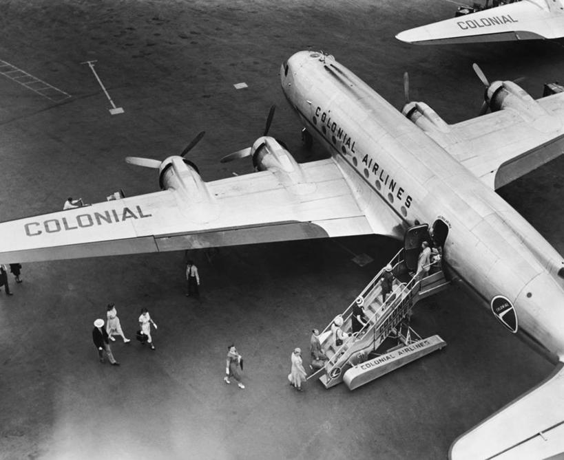 人群,机场,横图,俯视,黑白,室外,白天,旅途,飞机,乘客,朦胧,模糊,交通,航空,台阶,交通工具,运输,摄影,离开,英文字母,飞行器,客机,载具,上车,大写字母,高角度拍摄,旅行,商务机