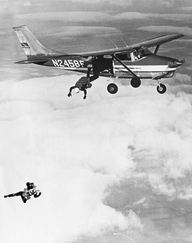 两个人,跳,竖图,俯视,黑白,室外,白天,兴奋,风险,运动,飞机,朦胧,模糊,半空,极限运动,飞,天空,乐趣,摄影,飞行器,享乐,特技,勇气,冒险,危险,跳伞运动,高角度拍摄