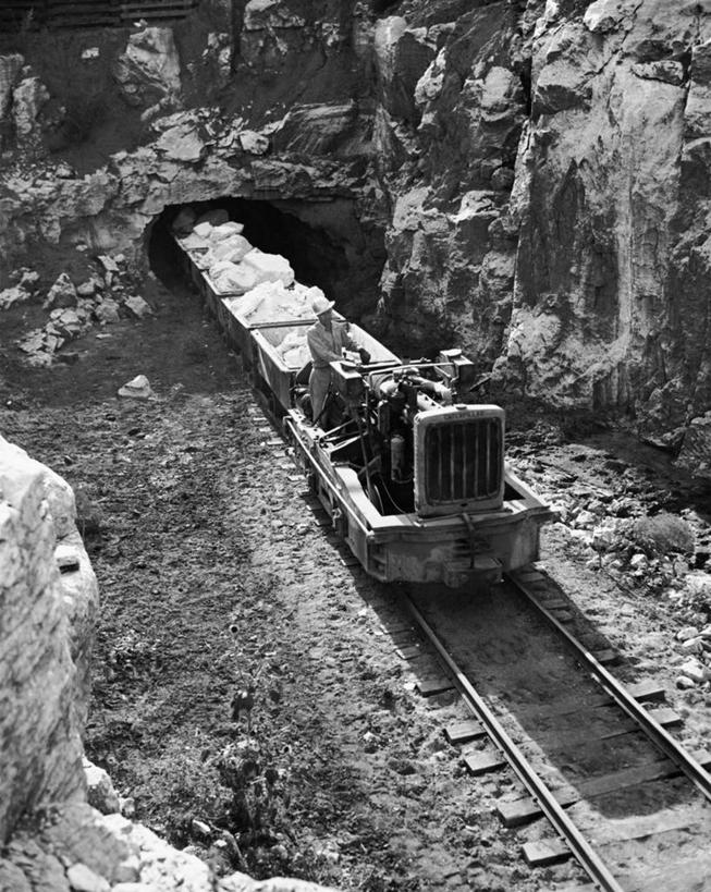 一个人,竖图,黑白,室外,白天,采矿业,路,铁路,火车,阴影,朦胧,模糊,隧道,金属,轨道,交通,铁轨,工业,运输,摄影,矿产,矿物,机车,矿工,岩石